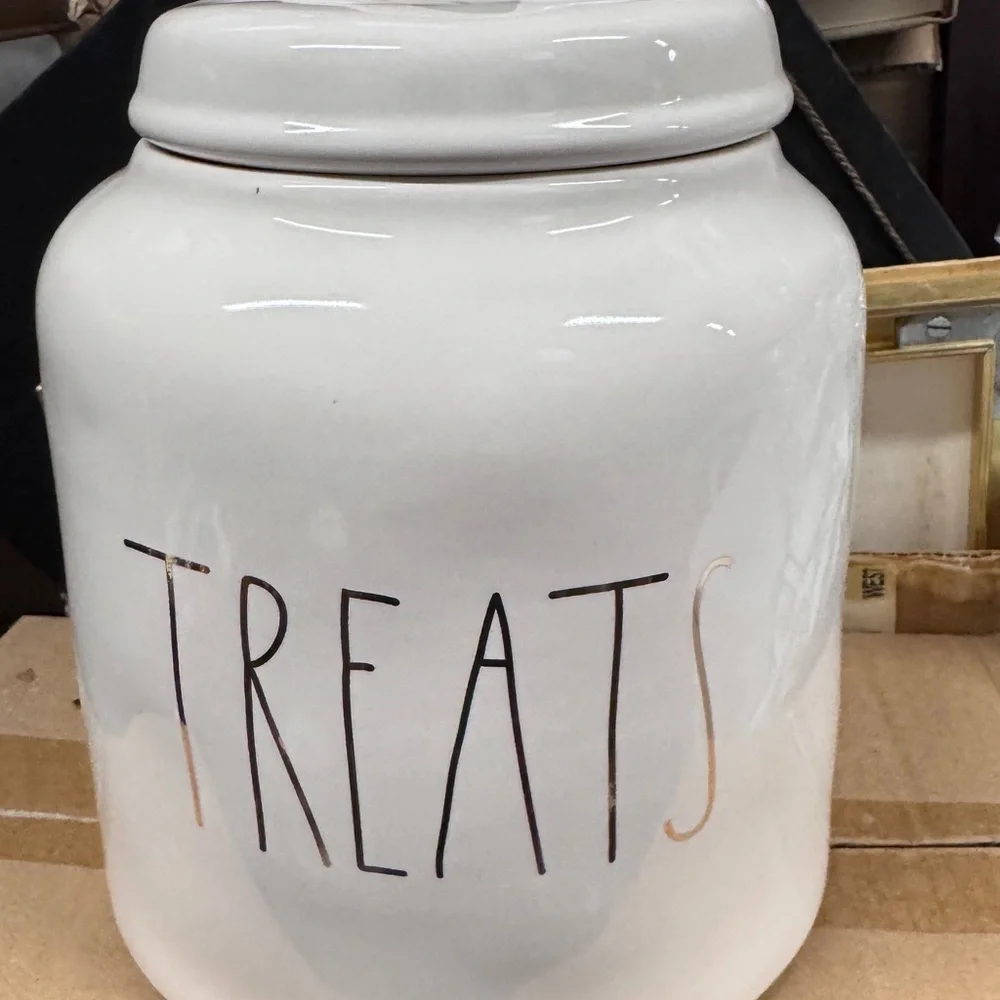 Rae Dunn XL White/Gold “Treats” Canister - rubber rimmed lot for great seal NWT